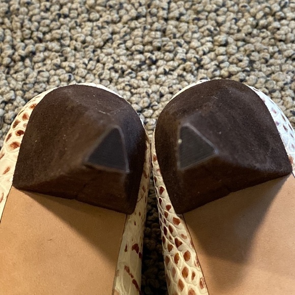 NWOT Hype Cream & Brown Heels Size 6 in Snakeskin Pattern - Picture 7 of 9